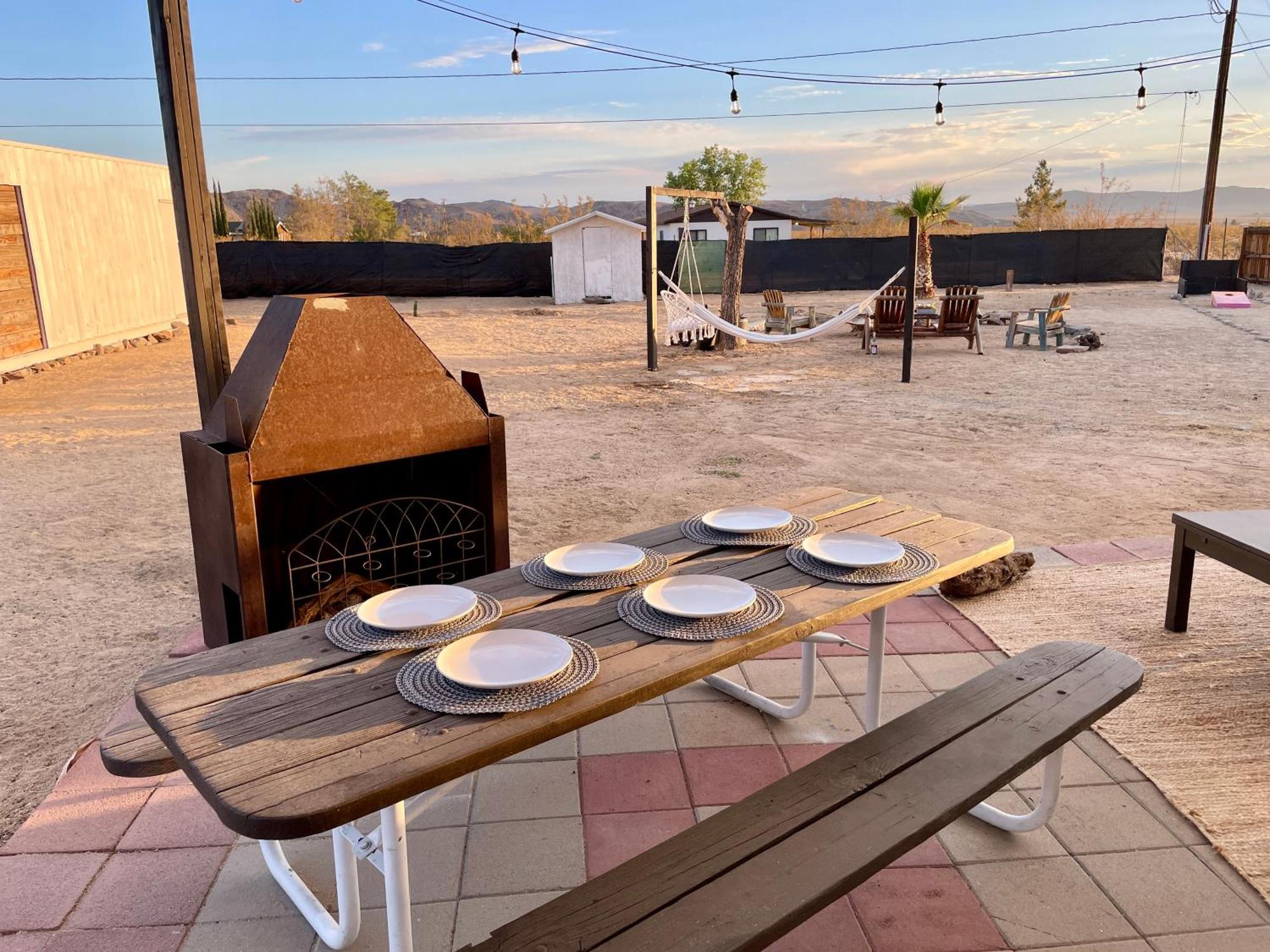 Twin Palms Desert Getaway - Jacuzzi, Fire Pit, Meditation Room & More Джошуа Три Екстериор снимка